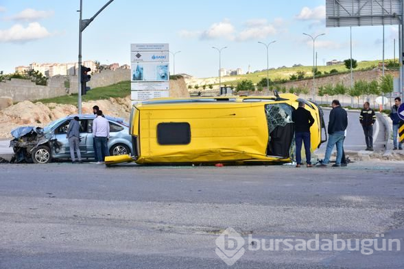Otomobil ile servis minibüsü çarpıştı: 14 yaralı
