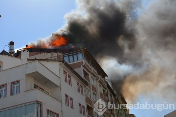 Çatı yangını 3 binaya daha sıçradı

