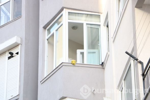 Cam silmek için çıktığı pencereden düşerek öldü
