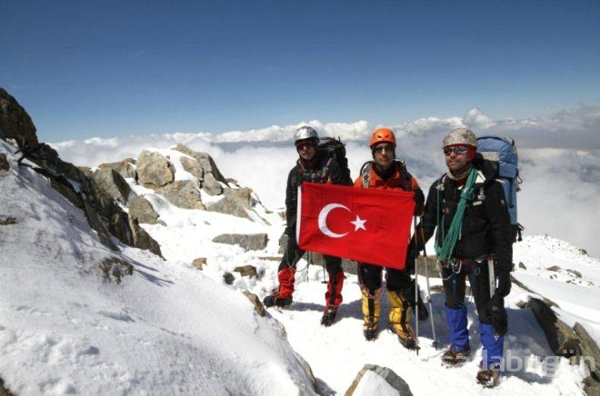 Gözleri Görmüyor Ama 5 Kıtada 5 Zirveye Tırmandı