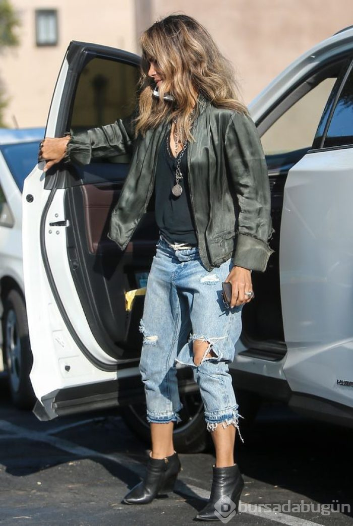Halle Berry makyajsız ama çok tarz!
