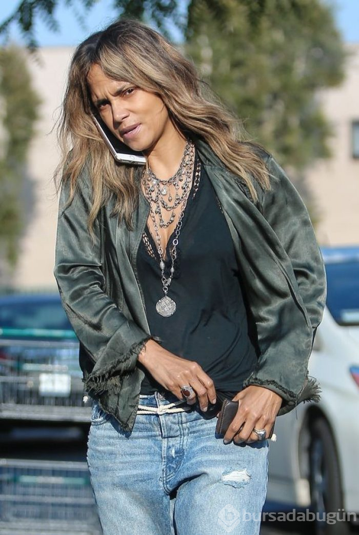Halle Berry makyajsız ama çok tarz!
