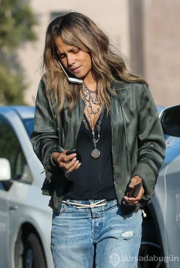 Halle Berry makyajsız ama çok tarz!
