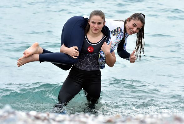 Güreşçi kız kardeşler otomobil çekerek antrenman yapıyor
