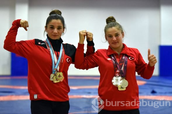 Güreşçi kız kardeşler otomobil çekerek antrenman yapıyor
