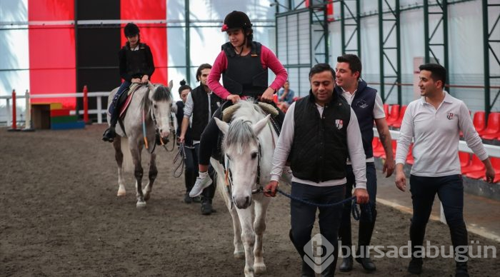 Atlar engellilere terapi oluyor
