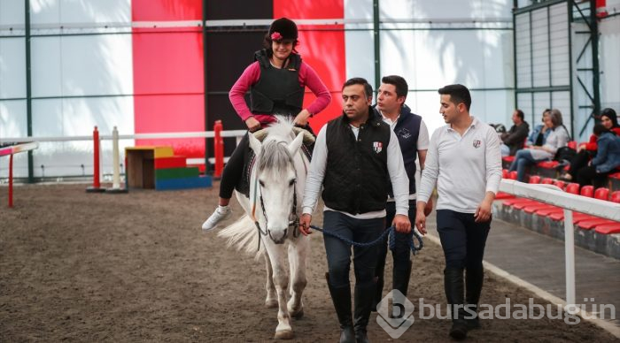 Atlar engellilere terapi oluyor
