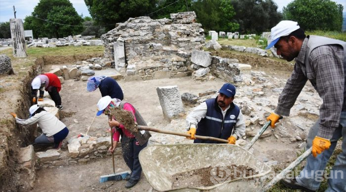 Lagina'nın sütunları ayağa kaldırılıyor
