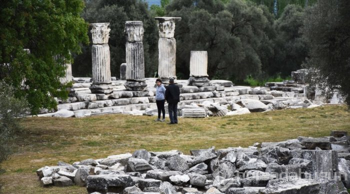 Lagina'nın sütunları ayağa kaldırılıyor
