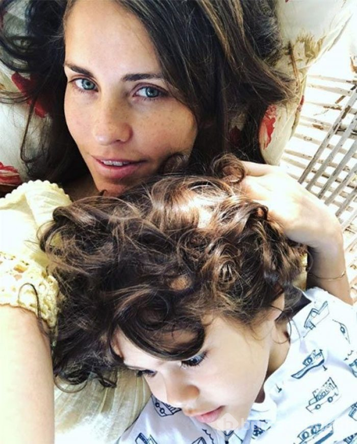 Halle Berry makyajsız yakalandı (Ünlülerin makyajsız halleri)