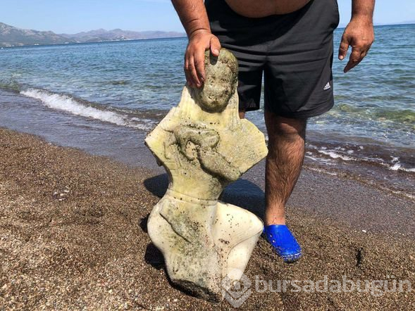 Denizde kadın heykeli bulundu
