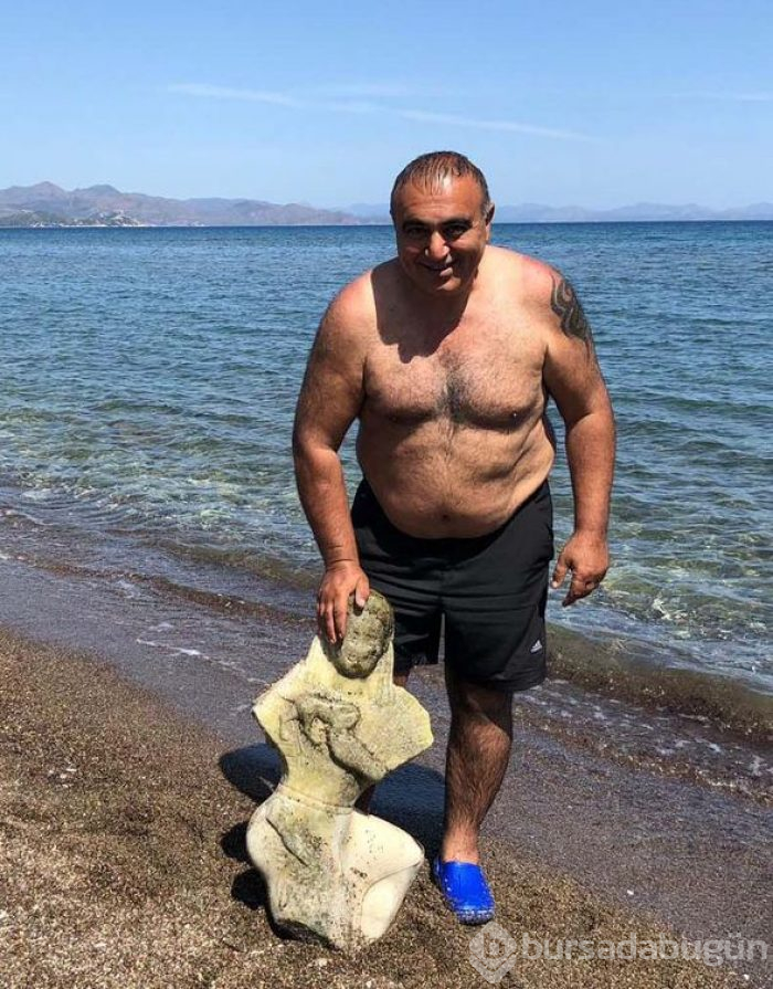 Denizde kadın heykeli bulundu
