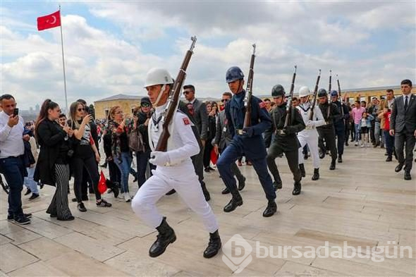 On binlerce kişi Anıtkabir'e akın etti!
