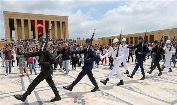 On binlerce kişi Anıtkabir'e akın etti!

