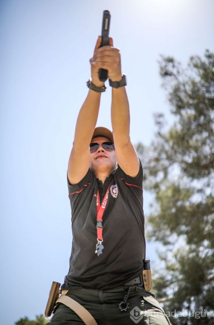 'Emniyetin Lara Croftu', mermi sesiyle müzik yapıyor
