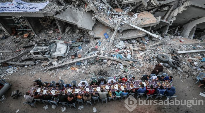 Filistinliler, Gazze'de yıkılan evlerin arasında iftar yaptı
