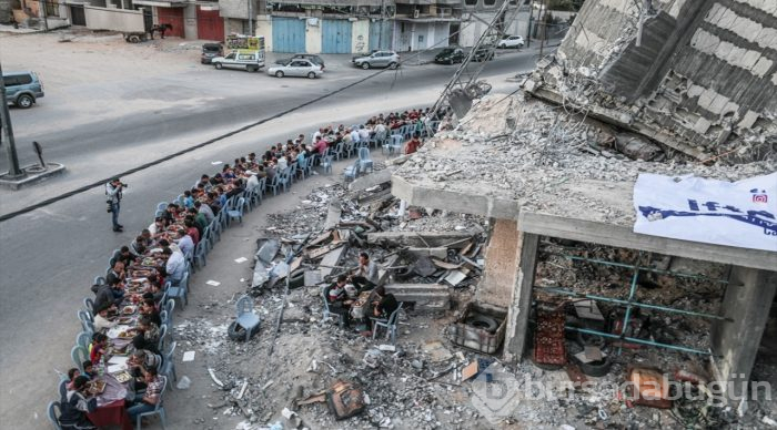 Filistinliler, Gazze'de yıkılan evlerin arasında iftar yaptı
