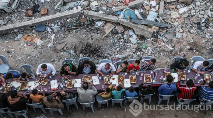 Filistinliler, Gazze'de yıkılan evlerin arasında iftar yaptı
