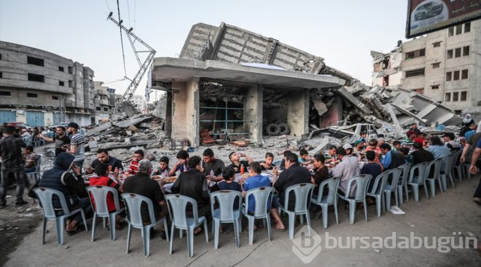 Filistinliler, Gazze'de yıkılan evlerin arasında iftar yaptı
