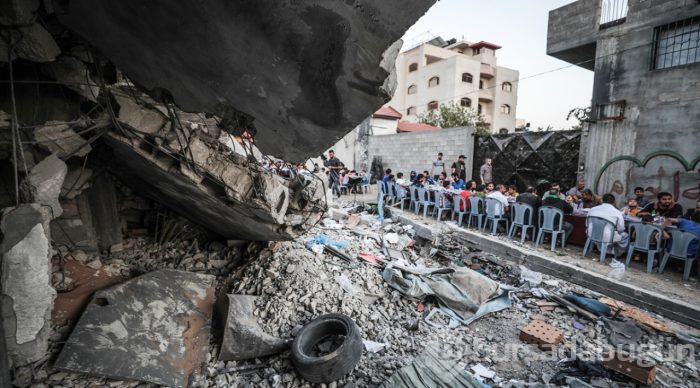 Filistinliler, Gazze'de yıkılan evlerin arasında iftar yaptı
