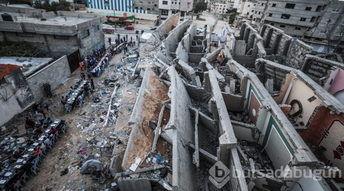 Filistinliler, Gazze'de yıkılan evlerin arasında iftar yaptı
