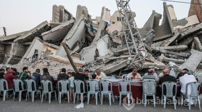 Filistinliler, Gazze'de yıkılan evlerin arasında iftar yaptı
