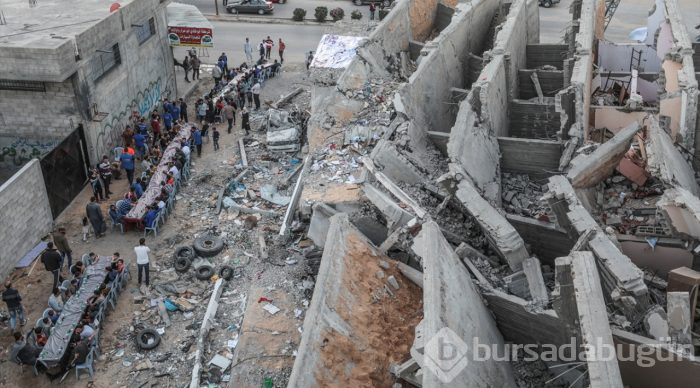Filistinliler, Gazze'de yıkılan evlerin arasında iftar yaptı

