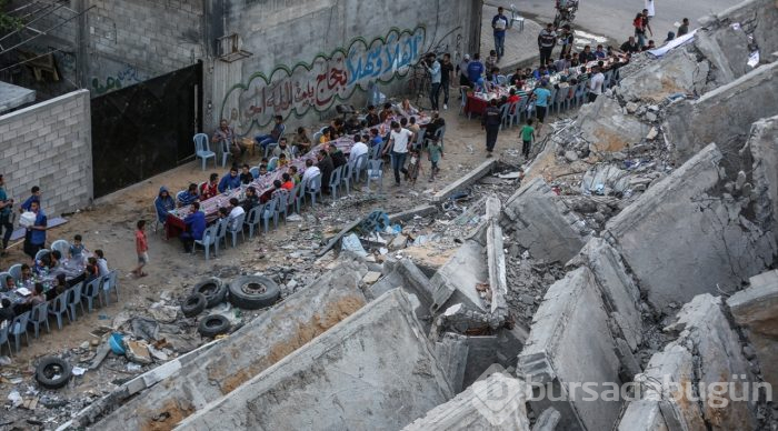 Filistinliler, Gazze'de yıkılan evlerin arasında iftar yaptı
