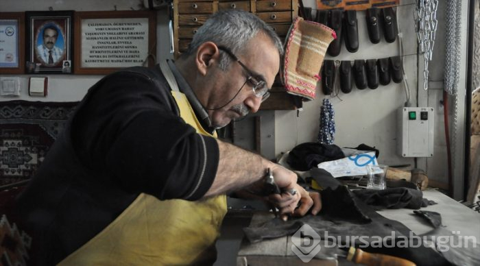 Dede yadigarı asırlık aletlerle semerciliği sürdürüyor
