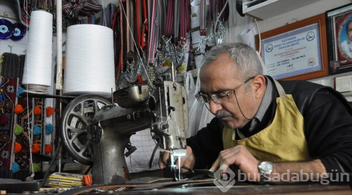 Dede yadigarı asırlık aletlerle semerciliği sürdürüyor
