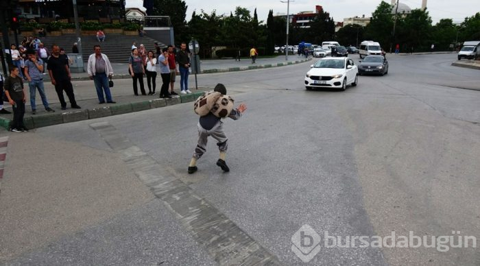 Kaplumbağa kostümüyle araçların önüne atladı