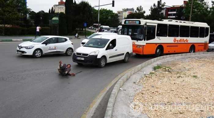 Kaplumbağa kostümüyle araçların önüne atladı