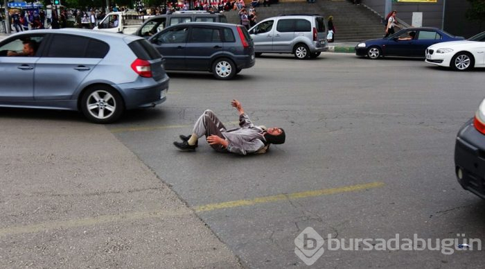 Kaplumbağa kostümüyle araçların önüne atladı