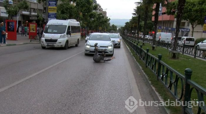 Kaplumbağa kostümüyle araçların önüne atladı