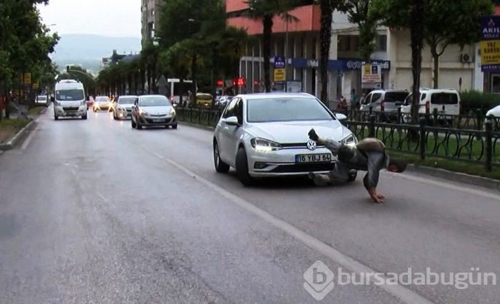 Kaplumbağa kostümüyle araçların önüne atladı