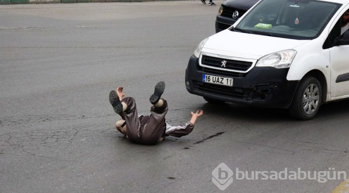 Kaplumbağa kostümüyle araçların önüne atladı