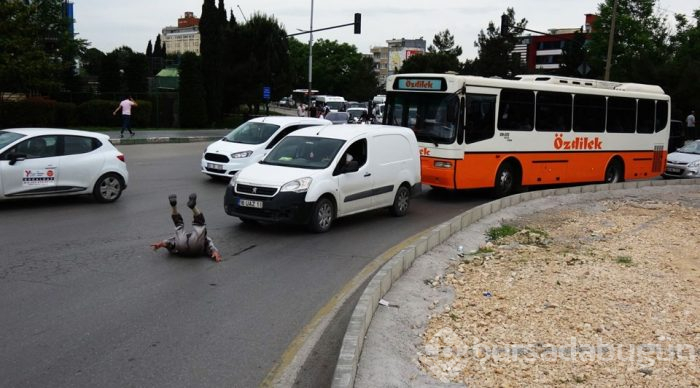 Kaplumbağa kostümüyle araçların önüne atladı