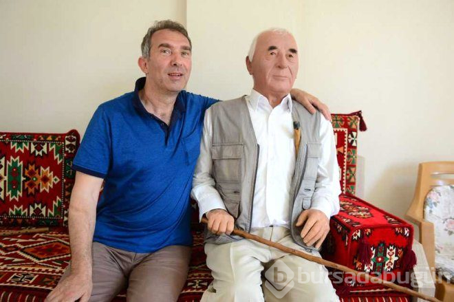 6 yıl önce vefat eden babasının balmumu heykeliyle yaşıyor!