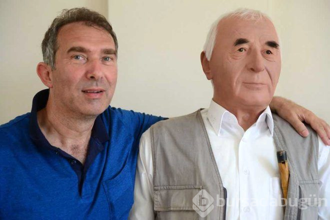 6 yıl önce vefat eden babasının balmumu heykeliyle yaşıyor!