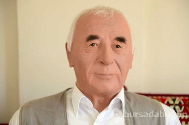 6 yıl önce vefat eden babasının balmumu heykeliyle yaşıyor!