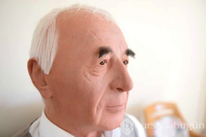 6 yıl önce vefat eden babasının balmumu heykeliyle yaşıyor!