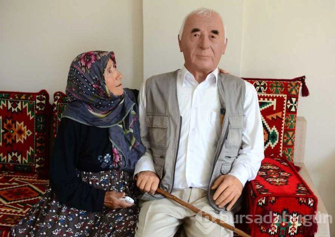 6 yıl önce vefat eden babasının balmumu heykeliyle yaşıyor!