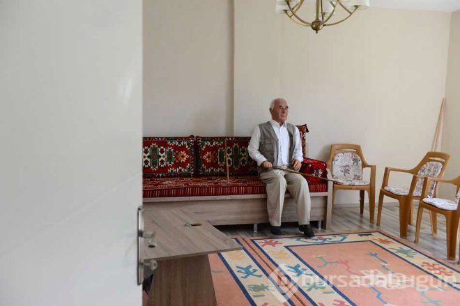 6 yıl önce vefat eden babasının balmumu heykeliyle yaşıyor!