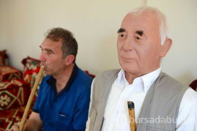 6 yıl önce vefat eden babasının balmumu heykeliyle yaşıyor!