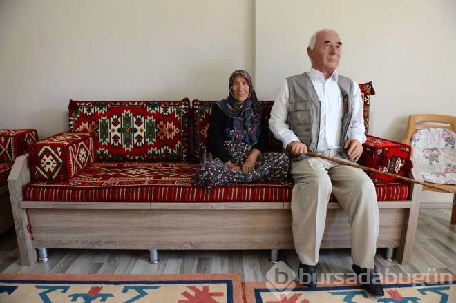 6 yıl önce vefat eden babasının balmumu heykeliyle yaşıyor!
