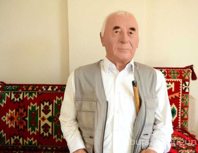 6 yıl önce vefat eden babasının balmumu heykeliyle yaşıyor!