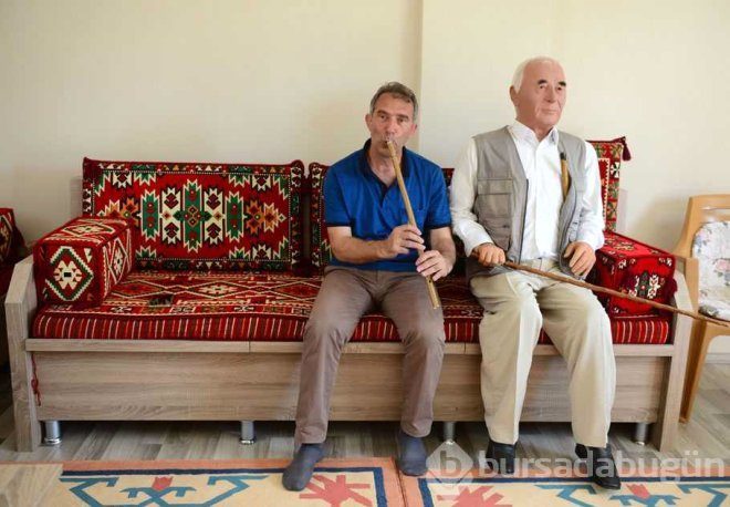 6 yıl önce vefat eden babasının balmumu heykeliyle yaşıyor!
