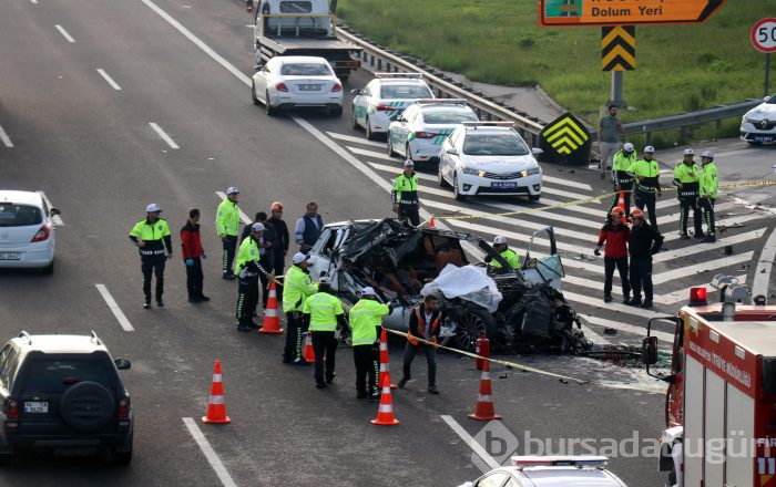 TIR'a çarpan lüks araç hurdaya döndü: 1 ölü, 1 yaralı
