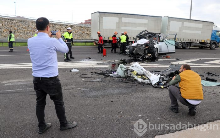 TIR'a çarpan lüks araç hurdaya döndü: 1 ölü, 1 yaralı
