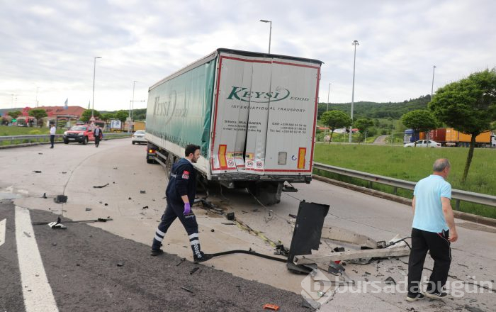 TIR'a çarpan lüks araç hurdaya döndü: 1 ölü, 1 yaralı
